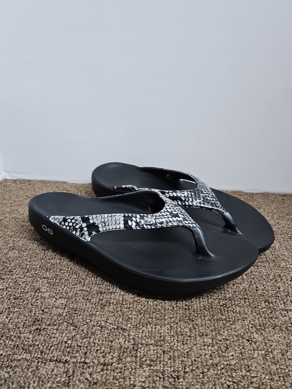 Oofos Oolala Sandals w/ Black & White Snake Print Straps Sz 9 Womens